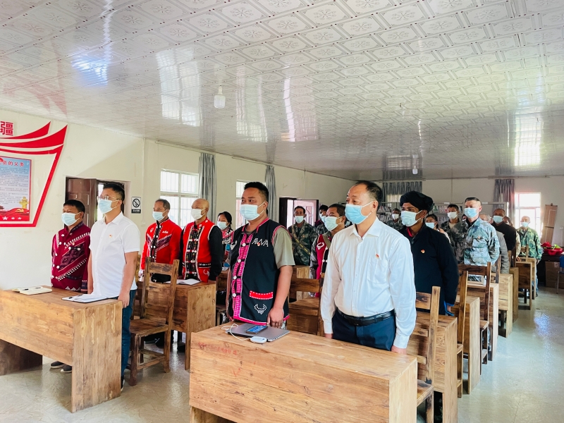 23.昆明分行驻马散村帮扶队员和村党员干部一同寓目党的二十大开幕会3